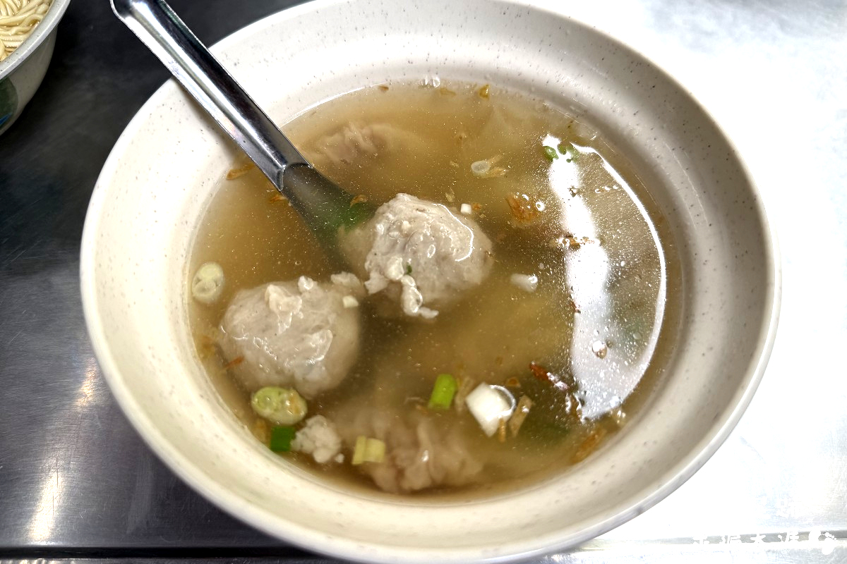 [宜蘭美食] 大貓扁食店 ~ 宜蘭在地80年老麵店，炸醬麵香濃順口，餛飩魚丸湯也不錯