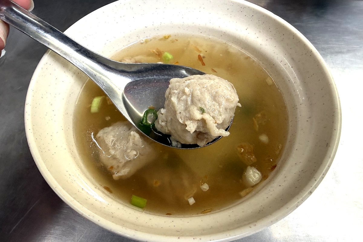 [宜蘭美食] 大貓扁食店 ~ 宜蘭在地80年老麵店，炸醬麵香濃順口，餛飩魚丸湯也不錯