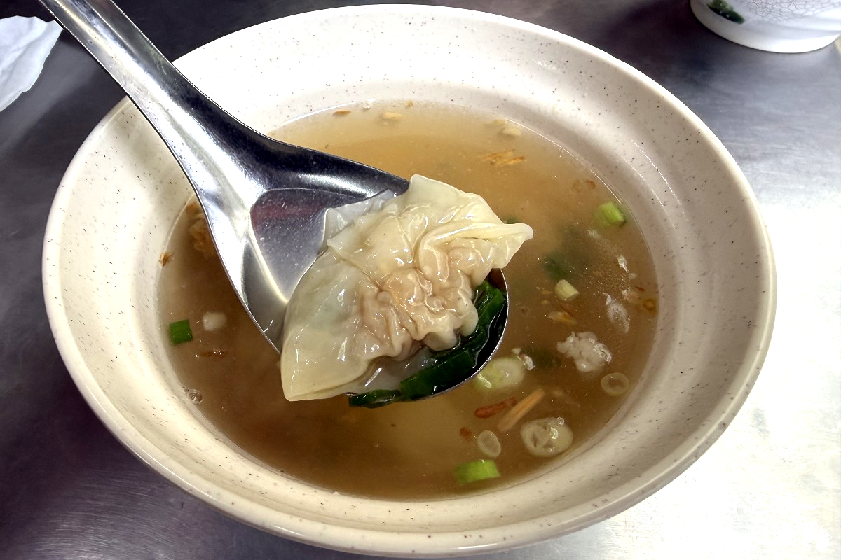 [宜蘭美食] 大貓扁食店 ~ 宜蘭在地80年老麵店，炸醬麵香濃順口，餛飩魚丸湯也不錯