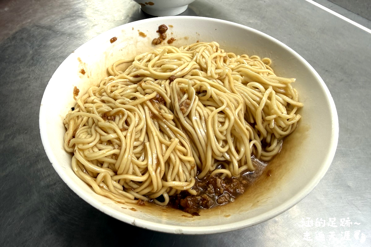 [宜蘭美食] 大貓扁食店 ~ 宜蘭在地80年老麵店，炸醬麵香濃順口，餛飩魚丸湯也不錯