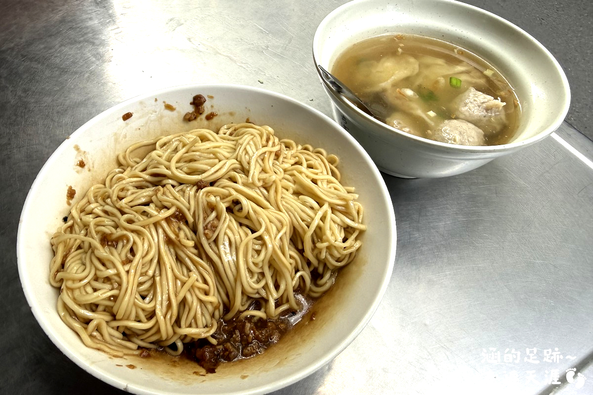 [宜蘭美食] 大貓扁食店 ~ 宜蘭在地80年老麵店，炸醬麵香濃順口，餛飩魚丸湯也不錯