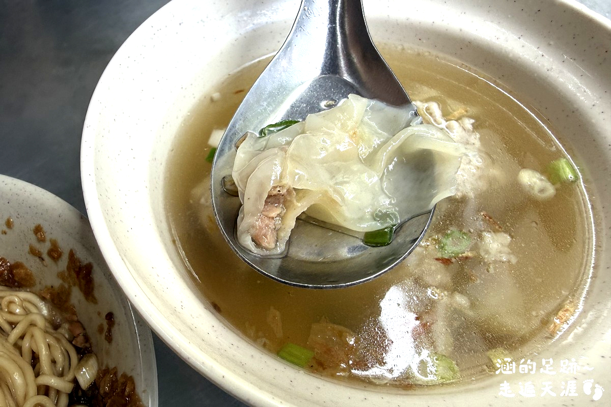 [宜蘭美食] 大貓扁食店 ~ 宜蘭在地80年老麵店，炸醬麵香濃順口，餛飩魚丸湯也不錯