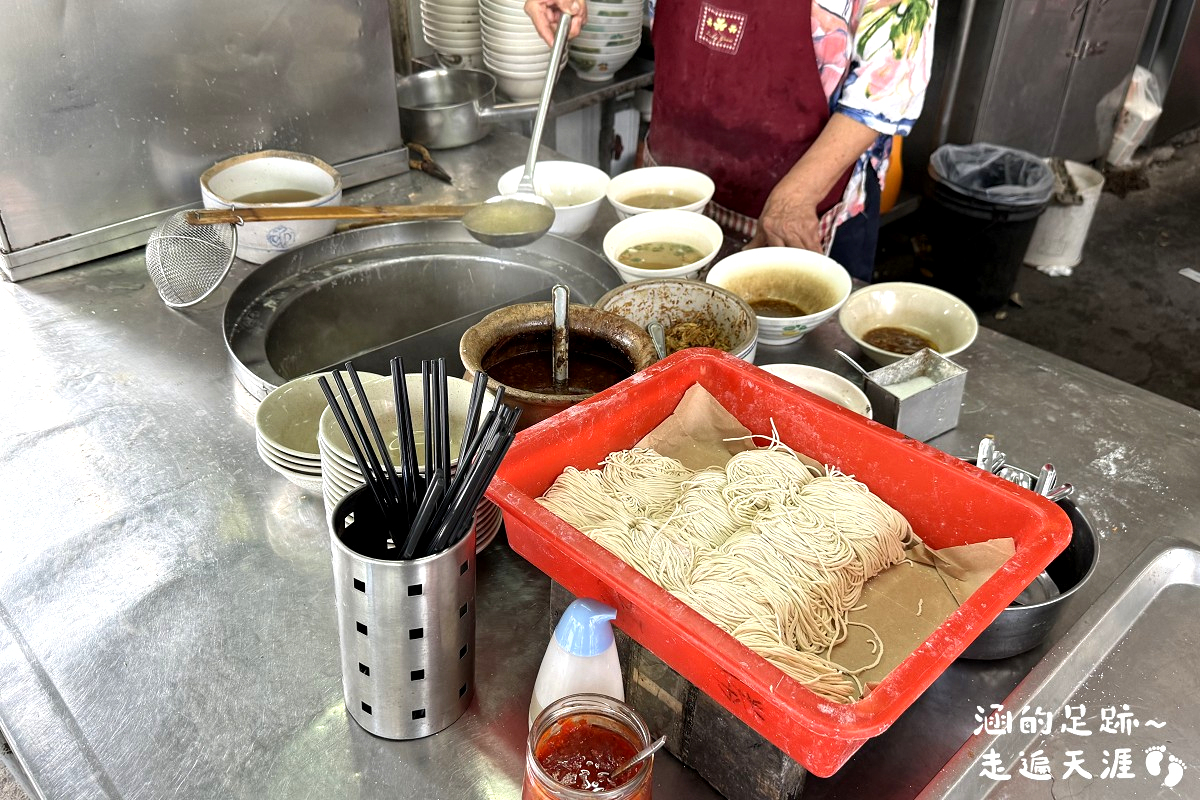 [宜蘭美食] 大貓扁食店 ~ 宜蘭在地80年老麵店，炸醬麵香濃順口，餛飩魚丸湯也不錯