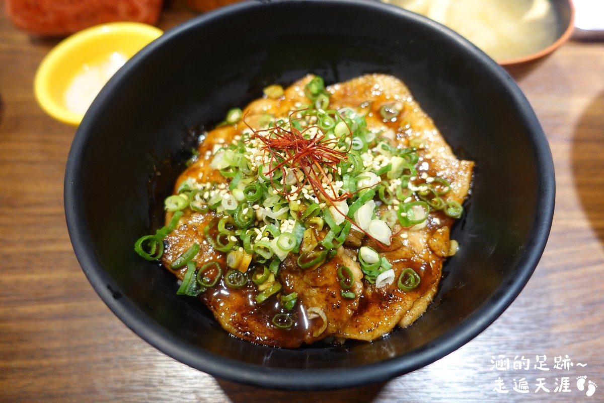 [忠孝新生美食] 佐藤精肉店 豚丼專門 ~ 平價美味日式燒肉丼飯，必吃原祖烤五花豚丼、辛蔥香香烤五花豚丼，光華商場美食推薦