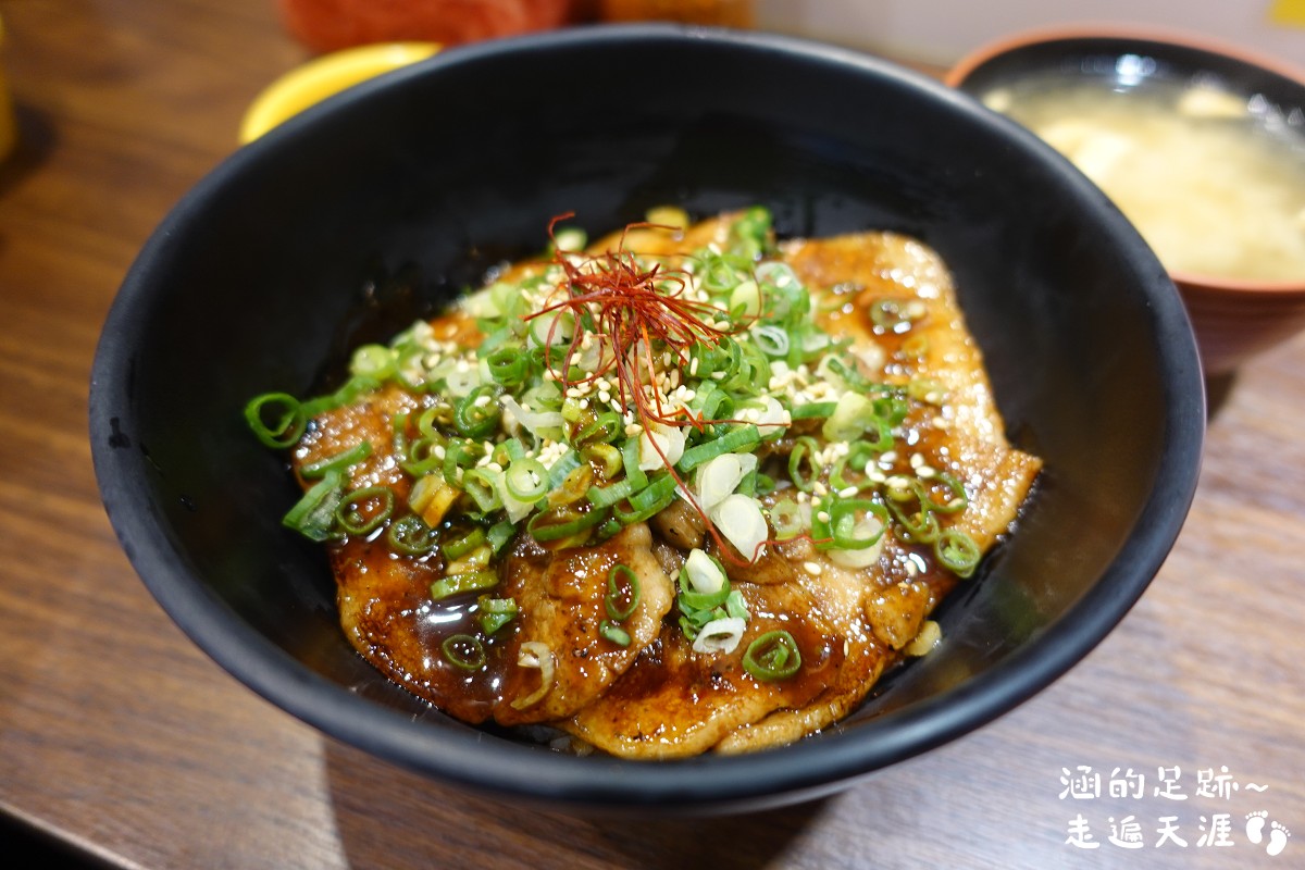 [忠孝新生美食] 佐藤精肉店 豚丼專門 ~ 平價美味日式燒肉丼飯，必吃原祖烤五花豚丼、辛蔥香香烤五花豚丼，光華商場美食推薦