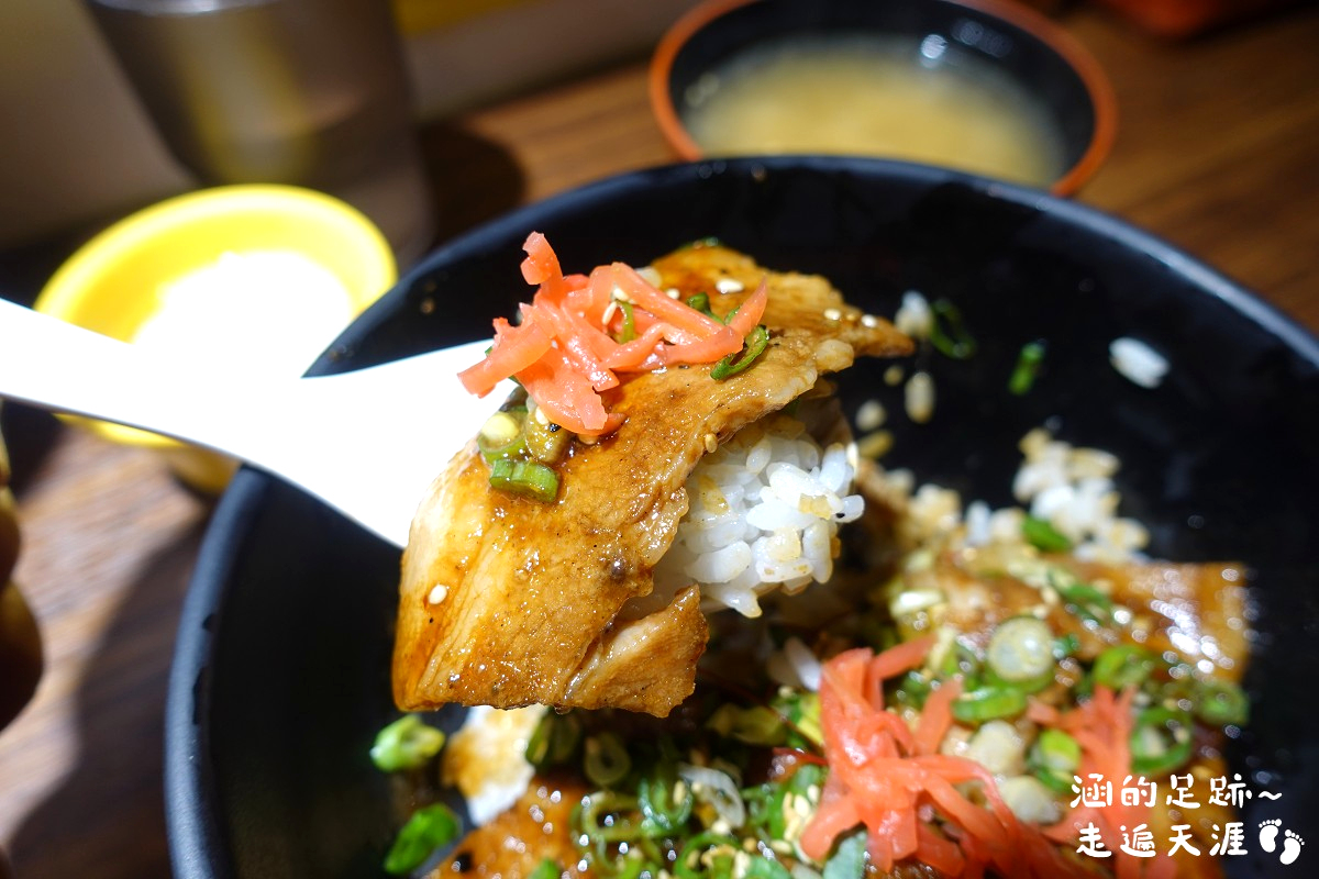 [忠孝新生美食] 佐藤精肉店 豚丼專門 ~ 平價美味日式燒肉丼飯，必吃原祖烤五花豚丼、辛蔥香香烤五花豚丼，光華商場美食推薦