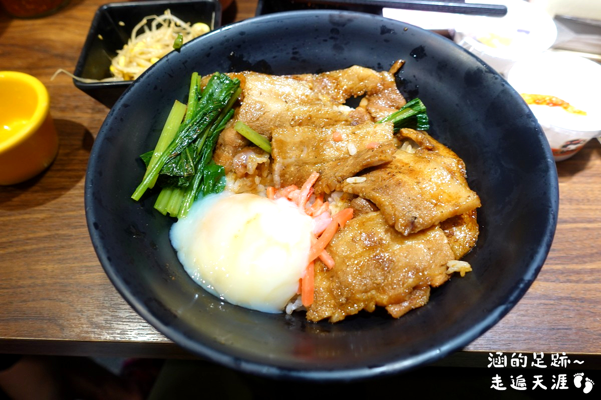 [忠孝新生美食] 佐藤精肉店 豚丼專門 ~ 平價美味日式燒肉丼飯，必吃原祖烤五花豚丼、辛蔥香香烤五花豚丼，光華商場美食推薦